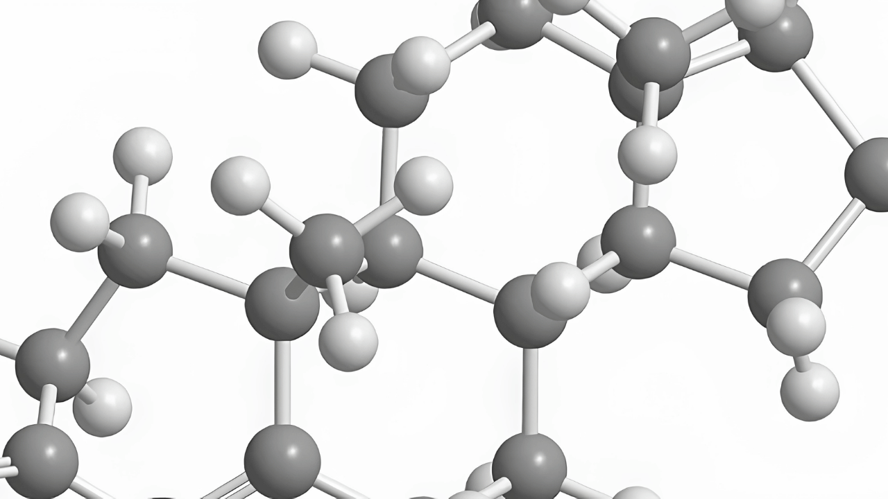 Comparison of bioidentical hormone replacement therapy and traditional HRT showing key differences in hormone treatment approaches