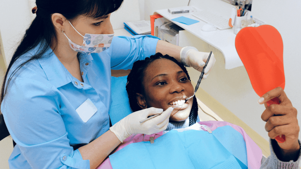 Illustration highlighting common signs of gingivitis, including swollen gums, bleeding while brushing, and persistent bad breath.