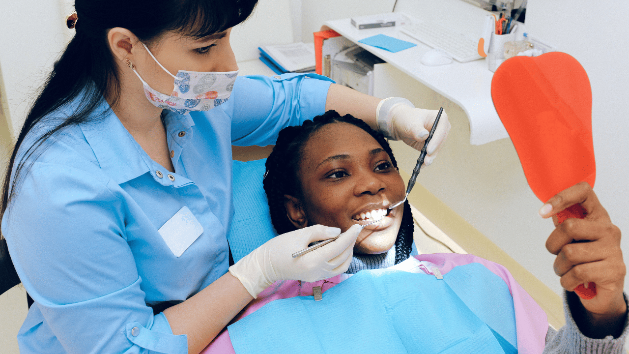 Illustration highlighting common signs of gingivitis, including swollen gums, bleeding while brushing, and persistent bad breath.